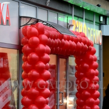 Brama z balonów dla apteki Ziko na placu Legionów we Wrocławiu.