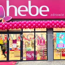 Brama z balonów jako dekoracja wejścia.