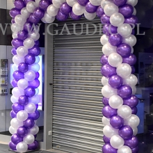 Brama balonowa jako dekoracja wejścia do salonu sieci Play.