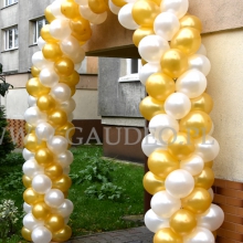 Brama balonowa przed blokiem w Warszawie.