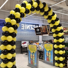 Łuk z balonów w Warszawie.