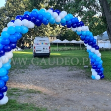 Brama balonowa w plenerze.