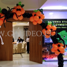 Brama balonowa z dyniami dekorująca wejście na imprezę w stylu helloween.