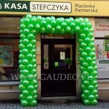 Brama balonowa jako dekoracja wejścia.