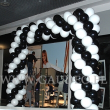 Brama z balonów jako dekoracja w galerii w Kłodzku.