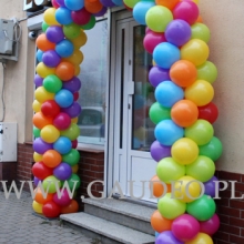 Łuk z balonów jako dekoracja na otwarcie.
