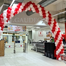Łuk balonowy na otwarcie sklepu Kaufland.