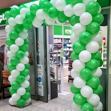 Brama balonowa jako dekoracja na otwarcie apteki.