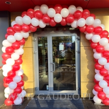 Brama balonowa jako dekoracja wejścia do restauracji KFC.