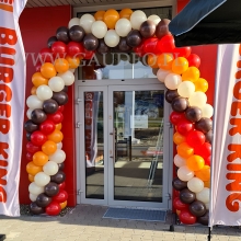 Łuk balonowy jako dekoracja na otwarcie.