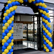 Brama balonowa jako dekoracja wejścia do firmy.