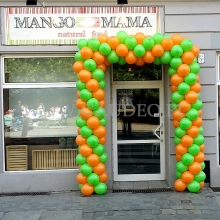 Energetyczna brama balonowa na otwarciu nowej restauracji.
