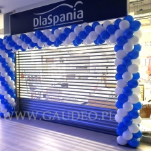 Brama z balonów przed sklepem.
