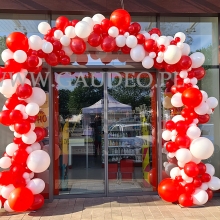 Brama z balonów jako dekoracja wejścia Rossmana w Lubaniu.