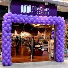 Brama z balonów na otwarciu księgarni Matras w Alei Bielany.