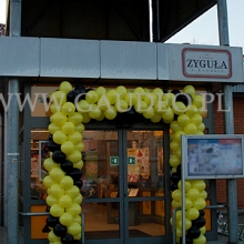 Brama z balonów jako dekoracja wejścia.