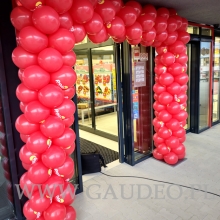 Brama balonowa przed Polo Marketem.