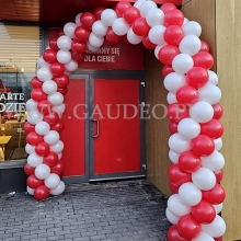 Brama balonowa jako dekoracja wejścia do nowej restauracji.