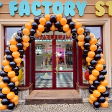 Brama balonowa jako dekoracja wejścia do Sweet Factory