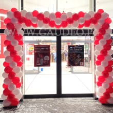 Brama balonowa przed Kauflandem.