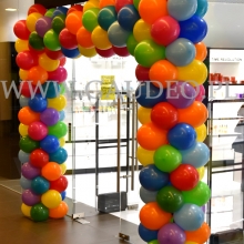 Brama balonowa jako dekoracja wejścia do salonu sieci Missha.
