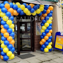 Brama balonowa jako dekoracja wejścia do salonu Lotto w Legnicy.