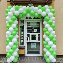 Biało-zielona brama balonowa na otwarcie apteki.