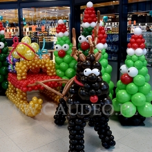 Dekoracja z balonów z okazji Mikołajek.