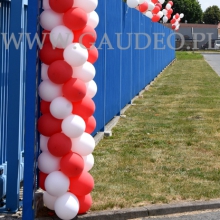 Płot zakładów JZO udekorowany balonami z okazji pikniku firmowego.