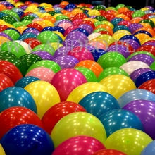 Kolorowe balony jako dekoracja.