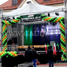 Barbórkowa dekoracja sceny przy użyciu girland balonowych.