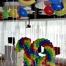 Dekoracja balonowa z okazji 18-stych urodzin.