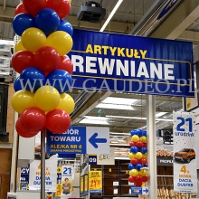 Oplot z balonów na rurach punktów info.
