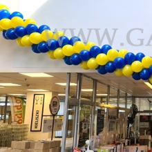 Girlanda balonowa wisząca w warszawskim Makro.