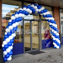 Łuk z balonów na otwarcie sklepu.