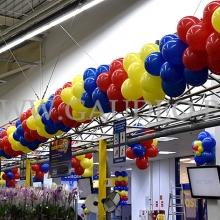 Girlanda z balonów jako dekoracja linii kas.