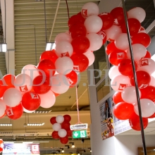 Girlanda balonowa na wejście do sklepu.