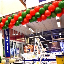 Świąteczna girlanda balonowa.