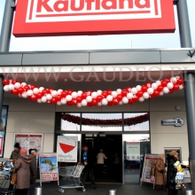 Girlanda z balonów jako dekoracja wejścia do sklepu.