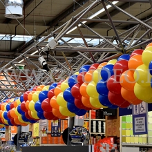 Girlanda balonowa dekoruje linię kas.