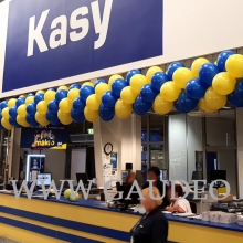 Balonowa dekoracja w formie girlandy.