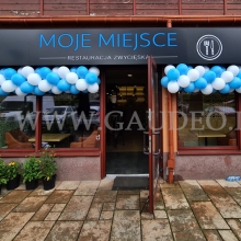 Girlandy balonowe na otwarcie restauracji.