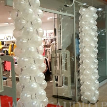 Balonowe girlandy jako dekoracja na otwarcie.