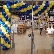 Girlandy z balonów na urodziny sklepu.