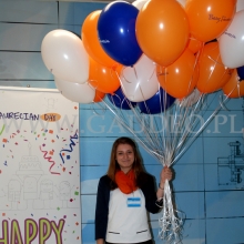 Hostessa z pękiem balonów z nadrukiem i helem.