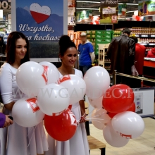 Balony z nadrukiem rozdawane prze hostessy.