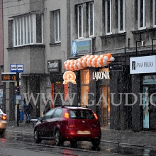 Girlanda z balonów nad kawiarnią w Krakowie.