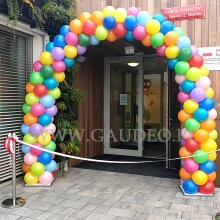 Kolorowa brama z balonów na otwarcie przedszkola.