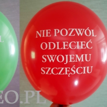 Nadruk o tej samej treści na różnych balonach.