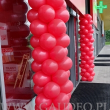 Kolumny balonowe przed salonem Komfortu.
